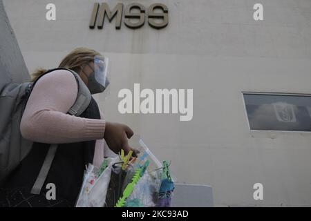 Vendeurs de masques faciaux, gel antibactérien, sacs en plastique et papier toilette, offrir leurs produits aux parents de COVID-19 patients qui attendent à l'extérieur de l'Hôpital général de zone 1-A Dr. Rodolfo Antonio de Mucha Macías, situé dans la ville de Mexico, connaître les nouvelles de l'état de santé de vos proches pendant l'urgence sanitaire et le feu rouge de circulation épidémiologique dans la capitale. (Photo de Gerardo Vieyra/NurPhoto) Banque D'Images