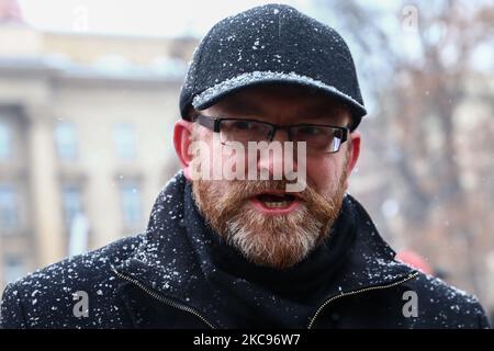 Grzegorz Braun, politicien polonais et membre du parti de la Confédération, assiste à la manifestation de protestation contre la vaccination et les restrictions anti-coronavirus « de l'amour pour la liberté » à Cracovie, en Pologne, sur 13 février 2021. (Photo de Beata Zawrzel/NurPhoto) Banque D'Images