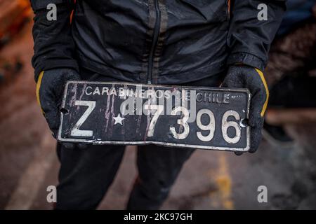 Un véhicule de police est attaqué et brûlé et carabinero est blessé après une nouvelle journée de manifestations dans le centre de Santiago du Chili, au Chili, sur 12 février 2021 (photo de Felipe Figueroa/Nurphoto) Banque D'Images