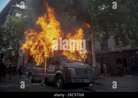 Un véhicule de police est attaqué et brûlé et carabinero est blessé après une nouvelle journée de manifestations dans le centre de Santiago du Chili, au Chili, sur 12 février 2021 (photo de Felipe Figueroa/Nurphoto) Banque D'Images