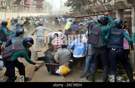 Samedi, la police a déjoué un rassemblement de protestation du Parti nationaliste bangladais organisé devant le Club national de la presse à Dhaka, au Bangladesh, sur 13 février 2021. (Photo de Sony Ramany/NurPhoto) Banque D'Images