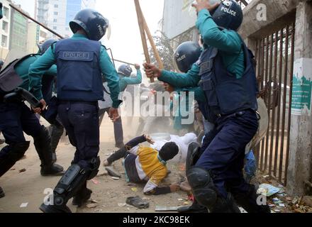 Samedi, la police a déjoué un rassemblement de protestation du Parti nationaliste bangladais organisé devant le Club national de la presse à Dhaka, au Bangladesh, sur 13 février 2021. (Photo de Sony Ramany/NurPhoto) Banque D'Images