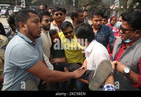 Samedi, la police a déjoué un rassemblement de protestation du Parti nationaliste bangladais organisé devant le Club national de la presse à Dhaka, au Bangladesh, sur 13 février 2021. (Photo de Sony Ramany/NurPhoto) Banque D'Images