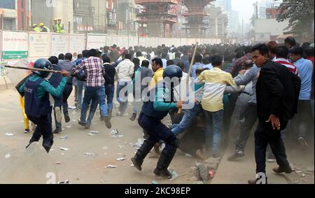 Samedi, la police a déjoué un rassemblement de protestation du Parti nationaliste bangladais organisé devant le Club national de la presse à Dhaka, au Bangladesh, sur 13 février 2021. (Photo de Sony Ramany/NurPhoto) Banque D'Images