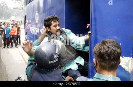 Samedi, la police a déjoué un rassemblement de protestation du Parti nationaliste bangladais organisé devant le Club national de la presse à Dhaka, au Bangladesh, sur 13 février 2021. (Photo de Sony Ramany/NurPhoto) Banque D'Images