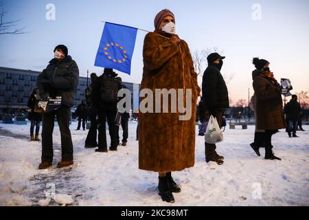 Les manifestants protestent contre le projet gouvernemental d'imposer des charges fiscales aux radiodiffuseurs privés. Cracovie, Pologne sur 12 février 2021. Les médias indépendants polonais ont suspendu la couverture médiatique et les pages web des principaux organes de presse du pays étaient vierges sur 10 février pour protester contre une nouvelle taxe publicitaire qui pourrait saper la liberté de la presse. (Photo de Beata Zawrzel/NurPhoto) Banque D'Images