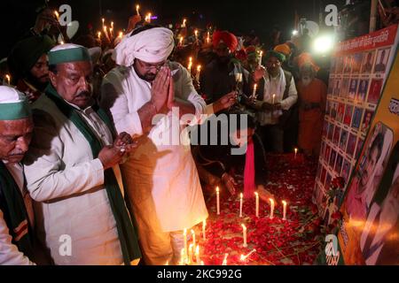 Les agriculteurs participent à une marche aux chandelles pour rendre hommage aux troupes paramilitaires tuées dans une attaque à la bombe suicide dans le district de Pulwama au sud du Cachemire en 2019, sur le site d'une manifestation contre de nouvelles réformes agricoles à la frontière Delhi-Uttar Pradesh près de Ghazipur, à la périphérie de New Delhi, L'Inde sur 14 février 2021. (Photo de Mayank Makhija/NurPhoto) Banque D'Images