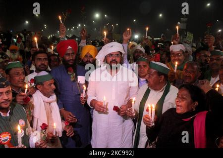 Les agriculteurs participent à une marche aux chandelles pour rendre hommage aux troupes paramilitaires tuées dans une attaque à la bombe suicide dans le district de Pulwama au sud du Cachemire en 2019, sur le site d'une manifestation contre de nouvelles réformes agricoles à la frontière Delhi-Uttar Pradesh près de Ghazipur, à la périphérie de New Delhi, L'Inde sur 14 février 2021. (Photo de Mayank Makhija/NurPhoto) Banque D'Images