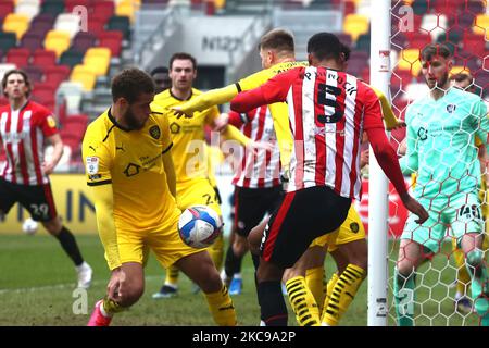 Ethan Pinnock, de Brentford, contrôle le ballon lors du match de championnat Sky Bet entre Brentford et Barnsley au stade communautaire de Brentford, Brentford, Angleterre, le 14th février 2021. (Photo de Federico Maranesi/MI News/NurPhoto) Banque D'Images