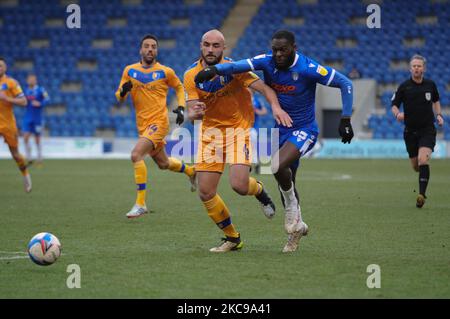 Colchesters Frank Nouble et Mansfield Farrend Rawson lors du match Sky Bet League 2 entre Colchester United et Mansfield Town au Weston Homes Community Stadium, Colchester, Angleterre, le 14th février 2021. (Photo de Ben Pooley/MI News/NurPhoto) Banque D'Images