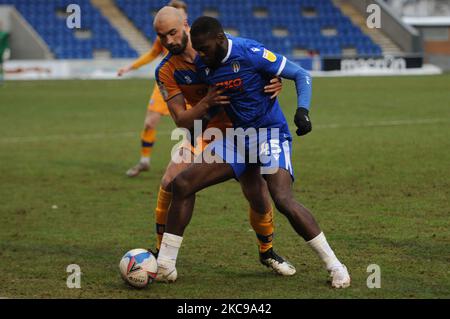 Le 14th février 2021, le Colchesters Frank Nouble a occupé le siège de Mansfield Farrend Rawson lors du match de la Sky Bet League 2 entre Colchester United et Mansfield Town au Weston Homes Community Stadium, à Colchester, en Angleterre. (Photo de Ben Pooley/MI News/NurPhoto) Banque D'Images