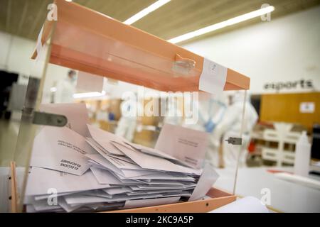 Une boîte de scrutin pleine de votes est vue lors des élections régionales de Catalogne sur 14 février 2021 à Barcelone, Espagne. Élections régionales en Catalogne dans le cadre de mesures spéciales pour la pandémie de Covid-19 / coronavirus avec des établissements de santé. (Photo par Albert Llop/NurPhoto) Banque D'Images