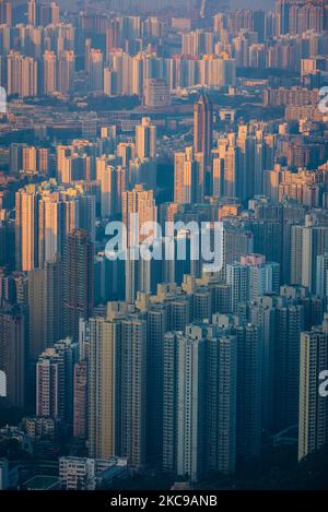 Le lever du soleil brille au-dessus des gratte-ciel de Kowloonin Hong Kong, Chine, 15 février 2021. (Photo de Marc Fernandes/NurPhoto) Banque D'Images