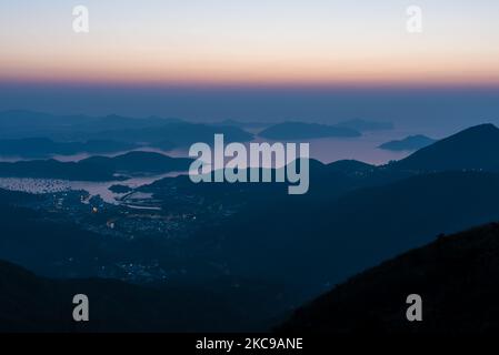 Une vue de Sai Kung à l'aube le quatrième jour du nouvel an lunaire à Hong Kong, Chine, 15 février 2021. (Photo de Marc Fernandes/NurPhoto) Banque D'Images