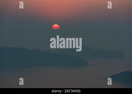 Un soleil rouge s'élève au-dessus de la mer de Chine du Sud le 4th jour du nouvel an lunaire à Hong Kong, Chine, 15 février 2021. (Photo de Marc Fernandes/NurPhoto) Banque D'Images