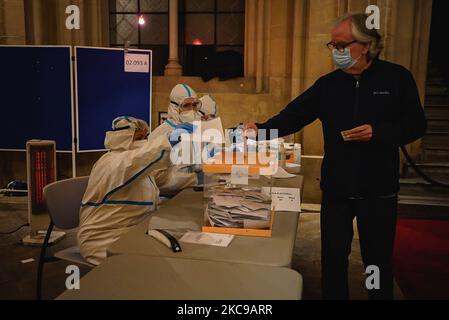 Un homme vote au collège électoral de la bibliothèque Jaume Fuster, lors des élections régionales de Catalogne sur 14 février 2021 à Barcelone, en Espagne. (Photo de Pau de la Calle/NurPhoto) Banque D'Images