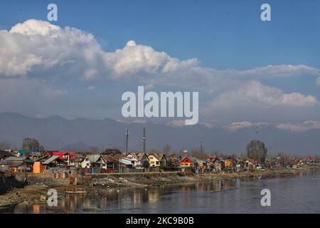 Vue sur les maisons résidentielles sur les rives de la rivière Jehlum dans la ville de Sopore du district de Baramulla, Jammu et Cachemire, Inde le 15 février 2021. (Photo de Nasir Kachroo/NurPhoto) Banque D'Images