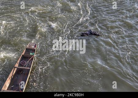 Le 15 février 2021, un blouson flotte au-dessus du Jehlum, dans la ville de Sopore, dans le district de Baramulla, Jammu-et-Cachemire, en Inde. (Photo de Nasir Kachroo/NurPhoto) Banque D'Images