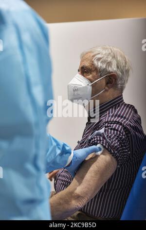 Premier jour de vaccination pour les plus de 80s ans dans le parc Auditorium de Musica à Rome, le 15th février, Italie. Un travailleur de la santé administre une dose de vaccin Moderna à un vieil homme. (Photo de Matteo Trévise/NurPhoto) Banque D'Images