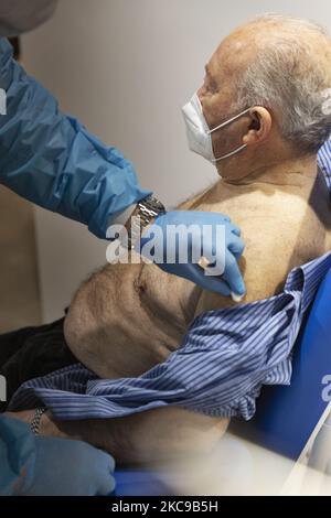 Premier jour de vaccination pour les plus de 80s ans dans le parc Auditorium de Musica à Rome, le 15th février, Italie. Un travailleur de la santé administre une dose de vaccin Moderna à un vieil homme. (Photo de Matteo Trévise/NurPhoto) Banque D'Images