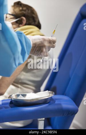 Premier jour de vaccination pour les plus de 80s ans dans le parc Auditorium de Musica à Rome, le 15th février, Italie. Un travailleur de la santé administre une dose de vaccin Moderna à une femme âgée. (Photo de Matteo Trévise/NurPhoto) Banque D'Images