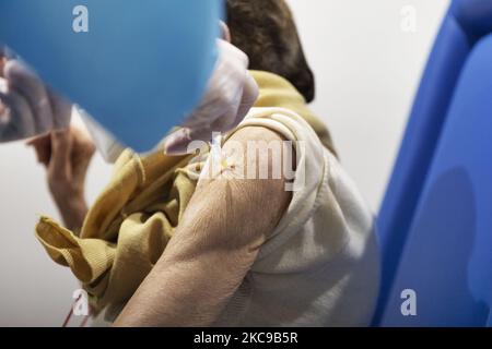Premier jour de vaccination pour les plus de 80s ans dans le parc Auditorium de Musica à Rome, le 15th février, Italie. Un travailleur de la santé administre une dose de vaccin Moderna à une femme âgée. (Photo de Matteo Trévise/NurPhoto) Banque D'Images