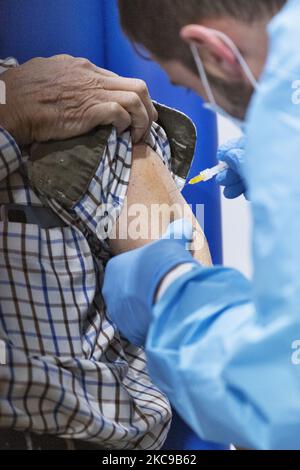 Premier jour de vaccination pour les plus de 80s ans dans le parc Auditorium de Musica à Rome, le 15th février, Italie. Un travailleur de la santé administre une dose de vaccin Moderna à un vieil homme. (Photo de Matteo Trévise/NurPhoto) Banque D'Images