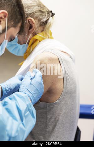 Premier jour de vaccination pour les plus de 80s ans dans le parc Auditorium de Musica à Rome, le 15th février, Italie. Un travailleur de la santé administre une dose de vaccin Moderna à un vieil homme. (Photo de Matteo Trévise/NurPhoto) Banque D'Images