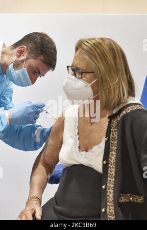 Premier jour de vaccination pour les plus de 80s ans dans le parc Auditorium de Musica à Rome, le 15th février, Italie. Un travailleur de la santé administre une dose de vaccin Moderna à une femme âgée. (Photo de Matteo Trévise/NurPhoto) Banque D'Images