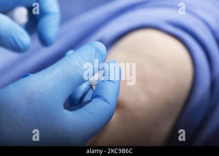 Premier jour de vaccination pour les plus de 80s ans dans le parc Auditorium de Musica à Rome, le 15th février, Italie. Un travailleur de la santé administre une dose de vaccin Moderna à un vieil homme. (Photo de Matteo Trévise/NurPhoto) Banque D'Images