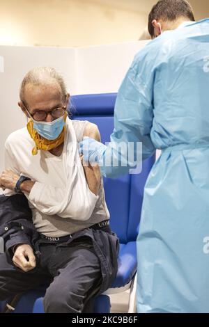 Premier jour de vaccination pour les plus de 80s ans dans le parc Auditorium de Musica à Rome, le 15th février, Italie. Un travailleur de la santé administre une dose de vaccin Moderna à un vieil homme. (Photo de Matteo Trévise/NurPhoto) Banque D'Images