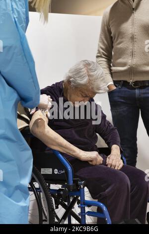 Premier jour de vaccination pour les plus de 80s ans dans le parc Auditorium de Musica à Rome, le 15th février, Italie. Un travailleur de la santé administre une dose de vaccin Moderna à une femme âgée. (Photo de Matteo Trévise/NurPhoto) Banque D'Images