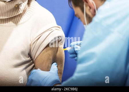 Premier jour de vaccination pour les plus de 80s ans dans le parc Auditorium de Musica à Rome, le 15th février, Italie. Un travailleur de la santé administre une dose de vaccin Moderna à une femme âgée. (Photo de Matteo Trévise/NurPhoto) Banque D'Images