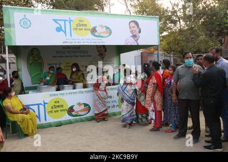 L'actrice et députée Nayana Banerjee distribue INR ..RS.5/ repas après le ministre en chef du Bengale occidental Mamata Banerjee Virtual Inaguration à Kolkata sur 15 février,2021. Avant l'élection de l'assemblée dans l'État, la ministre en chef du Bengale occidental, Mamata Banerjee, a pratiquement lancé lundi le programme « maa » dans lequel son gouvernement fournirait un repas à un coût nominal de 5 RS aux pauvres. Ils auront un plateau de riz, dal, Un curry de légumes et d'oeufs pour RS 5, a-t-elle ajouté que le gouvernement de l'État portera une subvention de RS 15 par assiette.les groupes d'entraide fonctionneront les cuisines de 1 h à 3 h. Banque D'Images