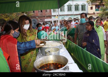 L'actrice et députée Nayana Banerjee distribue INR ..RS.5/ repas après le ministre en chef du Bengale occidental Mamata Banerjee Virtual Inaguration à Kolkata sur 15 février,2021. Avant l'élection de l'assemblée dans l'État, la ministre en chef du Bengale occidental, Mamata Banerjee, a pratiquement lancé lundi le programme « maa » dans lequel son gouvernement fournirait un repas à un coût nominal de 5 RS aux pauvres. Ils auront un plateau de riz, dal, Un curry de légumes et d'oeufs pour RS 5, a-t-elle ajouté que le gouvernement de l'État portera une subvention de RS 15 par assiette.les groupes d'entraide fonctionneront les cuisines de 1 h à 3 h. Banque D'Images