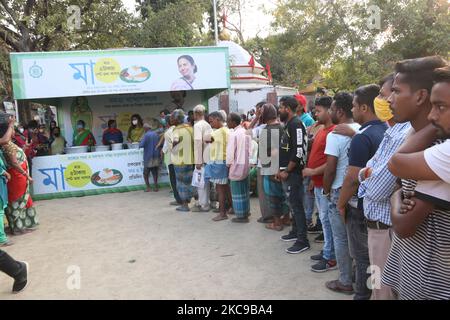 L'actrice et députée Nayana Banerjee distribue INR ..RS.5/ repas après le ministre en chef du Bengale occidental Mamata Banerjee Virtual Inaguration à Kolkata sur 15 février,2021. Avant l'élection de l'assemblée dans l'État, la ministre en chef du Bengale occidental, Mamata Banerjee, a pratiquement lancé lundi le programme « maa » dans lequel son gouvernement fournirait un repas à un coût nominal de 5 RS aux pauvres. Ils auront un plateau de riz, dal, Un curry de légumes et d'oeufs pour RS 5, a-t-elle ajouté que le gouvernement de l'État portera une subvention de RS 15 par assiette.les groupes d'entraide fonctionneront les cuisines de 1 h à 3 h. Banque D'Images