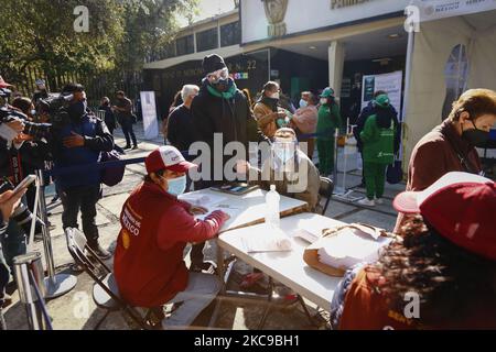 Une personne âgée attend d'être vaccinée à l'unité de médecine familiale 22 située dans le bureau du maire de Magdalena Contreras à 15 février, à Mexico, México. Le gouvernement de Mexico a expliqué que les personnes âgées résidant dans les municipalités de Cuajimalpa, Magdalena Contreras et Milpa Alta seront les premières à recevoir le vaccin Covid-19 dans la ville comme début de la deuxième phase de vaccination. (Photo de Guillermo Gutiérrez/NurPhoto) Banque D'Images