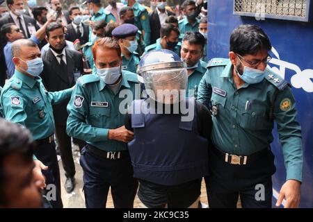 L'accusé, dans l'affaire de meurtre aristocratique de Blogger Avijit Roy, est vu rendu au tribunal de la CMM pour le verdict à Dhaka, au Bangladesh, mardi, 16 février 2021. Avijit roy a été tué par des terroristes en février 2015. (Photo de Syed Mahamudur Rahman/NurPhoto) Banque D'Images