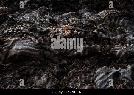 NAPLES, ITALIE - FÉVRIER 14:cette photo, prise sur 9 septembre 2019, montre le dépôt de 'Taverna del Ré' pour Ecobale situé entre la frontière de Giugliano en Campanie (Naples) et Villa Literno (Caserta) au milieu des terres des feux 'Terra dei Fuochi'. C'est l'un des plus grands sites de stockage en Campanie pour ses 130 hectares avec environ 6 millions d'Ecobale à l'intérieur. Les « terres des feux » sont une zone de la région de Campanie située entre Naples et Caserta, signalée comme telle par des incendies de déchets toxiques et l'allumage de feux de déchets qui ont eu un impact fort sur la santé du pape local Banque D'Images