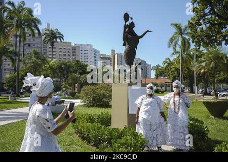 Les dévotés célèbrent le jour d'Iemanja, la déesse afro-brésilienne « reine de la mer », esprit protecteur des pêcheurs et des marins, lors de l'inauguration d'une statue en son honneur, faite par l'artiste et sculpteur Luis Garcia Jorge, à la place Luiz la Scala de Santos, Etat de Sao Paulo, Brésil, 2 février 2021. (Photo de Felipe Beltrame/NurPhoto) Banque D'Images