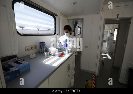 Un travailleur de la santé en costume de protection travaille lors d'un test de masse de Covid-19 sur 16 février 2021 à Churriana de la Vega (Grenade, Espagne). (Photo par Álex Cámara/NurPhoto) Banque D'Images