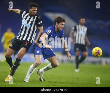 Marcos Alonso de Chelsea sous la pression de Joelinton de Newcastle United lors de la première attribution entre Chelsea et Newcastle United au stade Stamford Bridge, Londres, Royaume-Uni, le 15th février 2021 (photo par action Foto Sport/NurPhoto) Banque D'Images