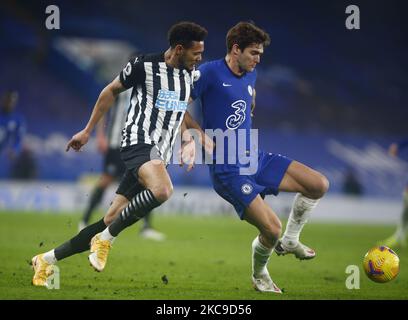 Marcos Alonso de Chelsea sous la pression de Joelinton de Newcastle United lors de la première attribution entre Chelsea et Newcastle United au stade Stamford Bridge, Londres, Royaume-Uni, le 15th février 2021 (photo par action Foto Sport/NurPhoto) Banque D'Images