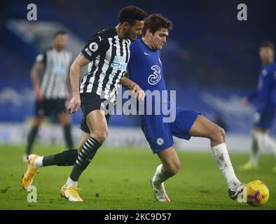 Marcos Alonso de Chelsea sous la pression de Joelinton de Newcastle United lors de la première attribution entre Chelsea et Newcastle United au stade Stamford Bridge, Londres, Royaume-Uni, le 15th février 2021 (photo par action Foto Sport/NurPhoto) Banque D'Images