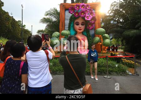 Les gens prennent la photo d'une exposition de lanterne pendant le festival de la rivière Hongbao à Gardens by the Bay on 16 février 2021 à Singapour. Organisé chaque année depuis 1987, le festival fait partie des célébrations du nouvel an lunaire de Singapour pour les habitants locaux comme pour les touristes. En raison de la pandémie actuelle de COVID-19 et afin de réduire le surpeuplement, l'organisateur a imposé une capacité de participation limitée et un créneau horaire pour chaque visiteur. (Photo de Suhaimi Abdullah/NurPhoto) Banque D'Images