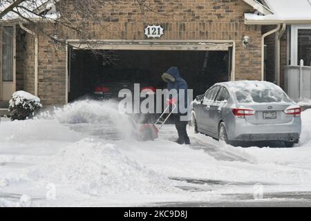 L'homme quitte son allée avec une souffleuse à neige après qu'une tempête de neige ait laissé tomber près de 25 centimètres de neige dans la ville de Toronto, Ontario, Canada, sur 16 février 2021. (Photo de Creative Touch Imaging Ltd./NurPhoto) Banque D'Images