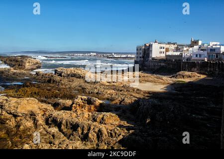 Ville d'Essaouira le long de l'océan Atlantique dans la ville côtière d'Essaouira, Maroc, Afrique. Essaouira est une ville portuaire et une station balnéaire sur la côte atlantique du Maroc. Sa médina (vieille ville) est protégée par des remparts de front de mer datant de 18th siècles, appelés la Skala de la Kasbah, qui ont été conçus par des ingénieurs européens. (Photo de Creative Touch Imaging Ltd./NurPhoto) Banque D'Images