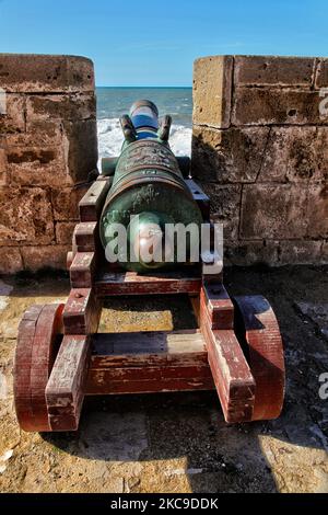 Des canons hollandais fabriqués par Adrianus Crans à la Haye en l'an 1744 bordent le sommet des murs fortifiés de la ville côtière d'Essaouira, au Maroc, en Afrique. Essaouira est une ville portuaire et une station balnéaire sur la côte atlantique du Maroc. Sa médina (vieille ville) est protégée par des remparts de front de mer datant de 18th siècles, appelés la Skala de la Kasbah, qui ont été conçus par des ingénieurs européens. De vieux canons en laiton bordent les murs et il y a une vue sur l'océan. (Photo de Creative Touch Imaging Ltd./NurPhoto) Banque D'Images