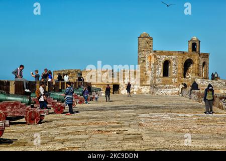 Des canons hollandais fabriqués par Adrianus Crans à la Haye en l'an 1744 bordent le sommet des murs fortifiés de la ville côtière d'Essaouira, au Maroc, en Afrique. Essaouira est une ville portuaire et une station balnéaire sur la côte atlantique du Maroc. Sa médina (vieille ville) est protégée par des remparts de front de mer datant de 18th siècles, appelés la Skala de la Kasbah, qui ont été conçus par des ingénieurs européens. De vieux canons en laiton bordent les murs et il y a une vue sur l'océan. (Photo de Creative Touch Imaging Ltd./NurPhoto) Banque D'Images