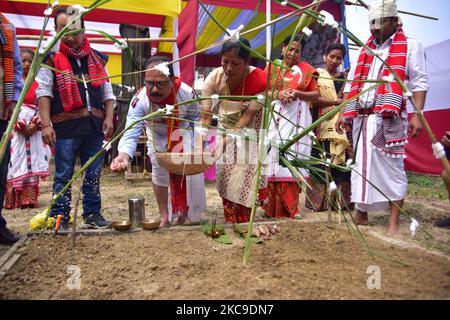 Misings les peuples de la tribu exécutent un rituel pendant le festival Ali-Aye-Ligang - fête de printemps dans le district de Nagaon, dans l'état nord-est d'Assam, Inde sur 17 février,2021. Le mising est la deuxième plus grande tribu d'Assam et le festival de printemps Ali Aye Ligang est le premier festival célébré parmi la tribu mising. (Photo par Anuwar Hazarika/NurPhoto) Banque D'Images